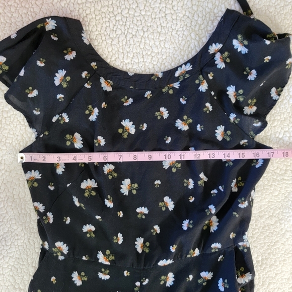 LOFT Black Floral Daisies Back Tie Flutter Sleeve Cropped Jumpsuit Size 8 - Picture 14 of 15